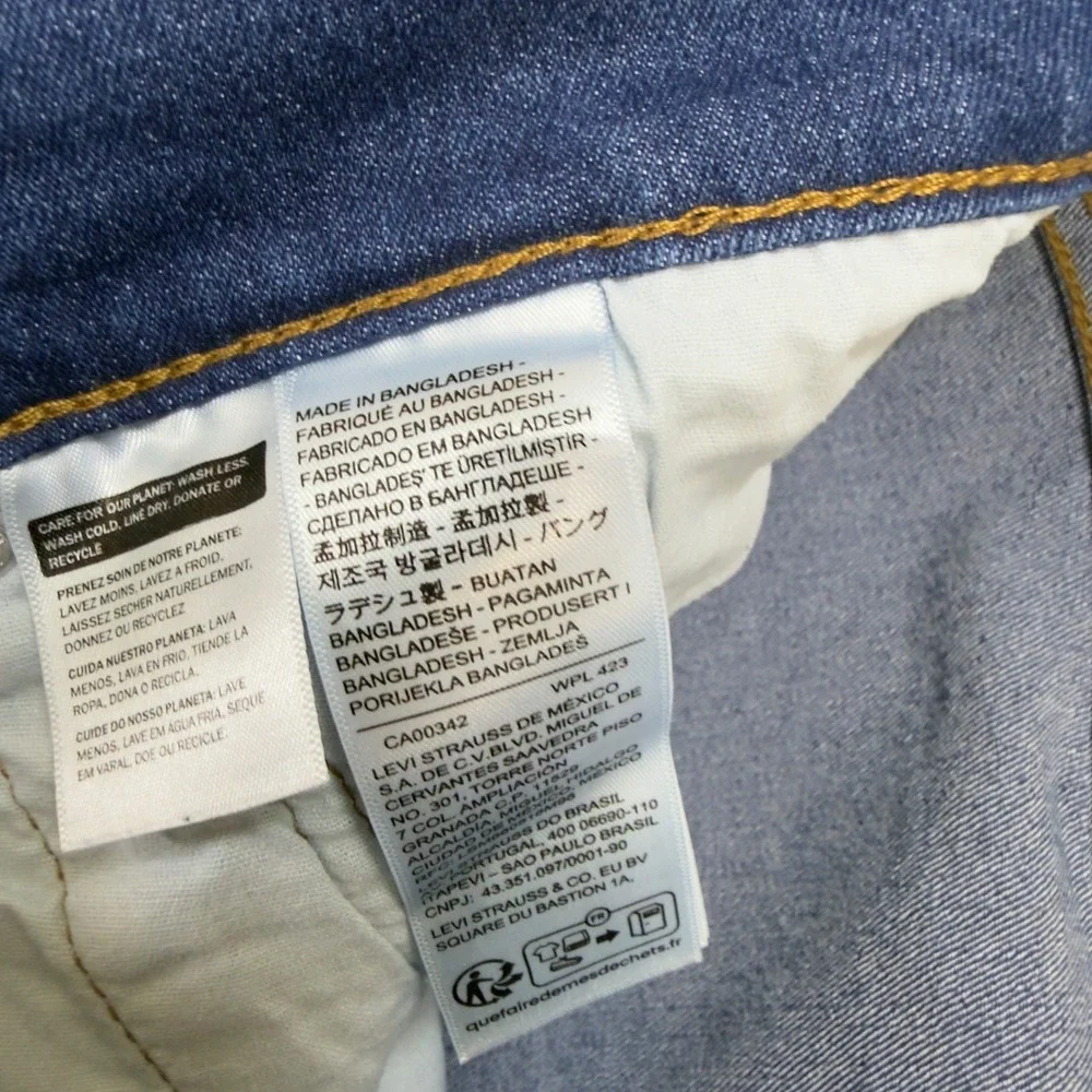 NWT Levi's 502 Taper Jeans Medium Wash Denim Blue Size 34x32